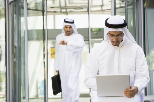 Ближневосточный бизнесмен сидит с ноутбуком — стоковое фото