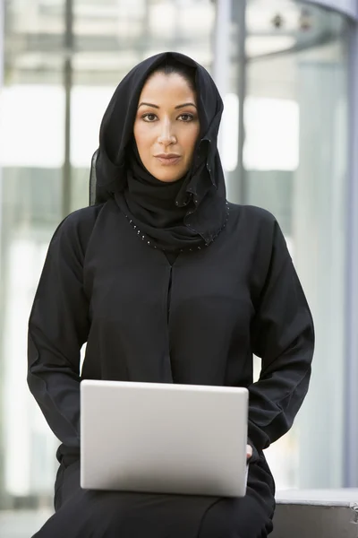 Une Femme Affaires Moyen Orient Assise Avec Ordinateur Portable — Photo