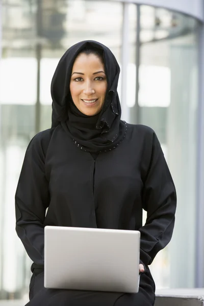 Μια Γυναίκα Των Επιχειρήσεων Μέσης Ανατολής Κάθεται Ένα Φορητό Υπολογιστή — Φωτογραφία Αρχείου