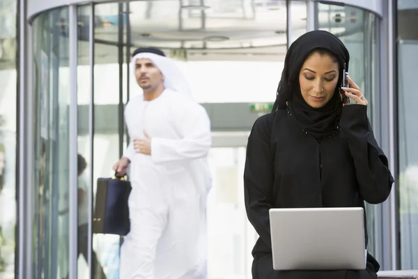 Bliskiego Wschodu biznes kobieta siedząca z laptopem — Zdjęcie stockowe