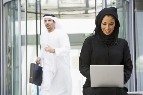 Μια Γυναίκα Των Επιχειρήσεων Μέσης Ανατολής Κάθεται Ένα Φορητό Υπολογιστή — Φωτογραφία Αρχείου