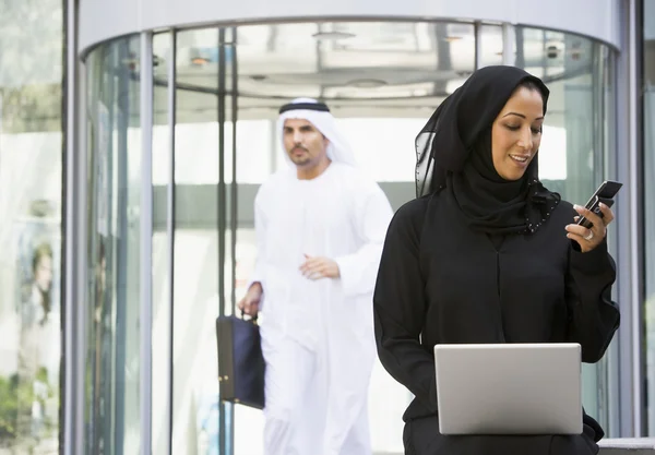 中东商业女人坐在一台笔记本电脑 — 图库照片