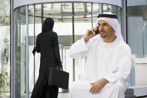 Bir cep telefonu üzerinde konuşurken Ortadoğu iş adamı — Stok fotoğraf