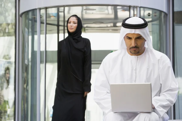 Empresário Oriente Médio Sentado Com Laptop — Fotografia de Stock