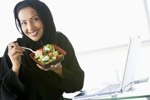 Bliskiego Wschodu Kobieta Jedzenie Sałatka Obok Jej Laptop — Zdjęcie stockowe