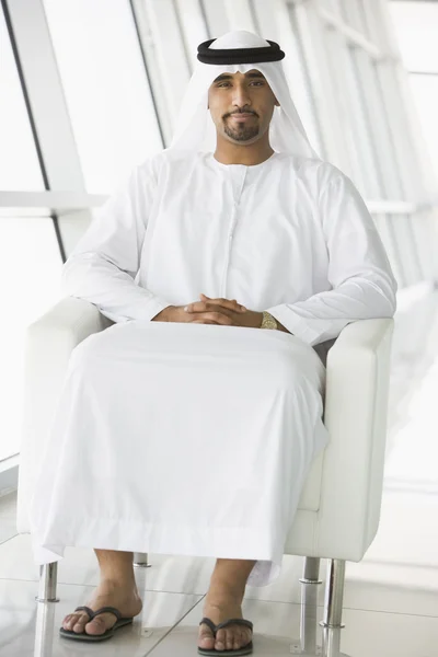 Empresário Médio Oriente Sentado Uma Cadeira — Fotografia de Stock