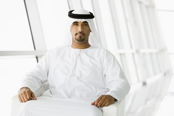Un hombre de negocios de Oriente Medio sentado en una silla —  Fotos de Stock