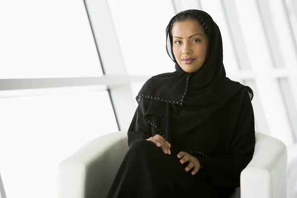 Une Femme Affaires Moyen Orient Assise Sur Une Chaise — Photo