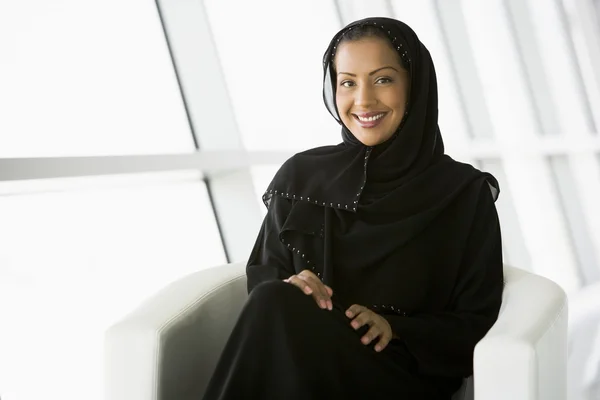 Ближневосточная деловая женщина, сидящая на стуле — стоковое фото