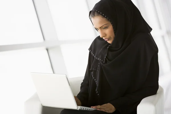 Bliskiego Wschodu kobieta za pomocą laptopa — Zdjęcie stockowe