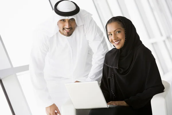 Egy közel-keleti üzletember, beszélt egy nő használ egy laptop — Stock Fotó