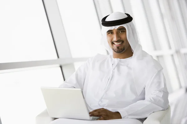 Empresário Oriente Médio Sentado Com Laptop — Fotografia de Stock