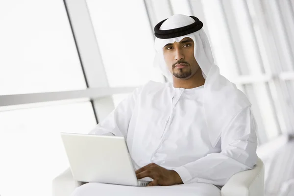 Ближневосточный бизнесмен сидит с ноутбуком — стоковое фото