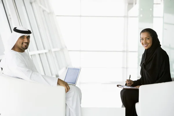Homem Uma Mulher Oriente Médio Conversando Uma Reunião Negócios — Fotografia de Stock