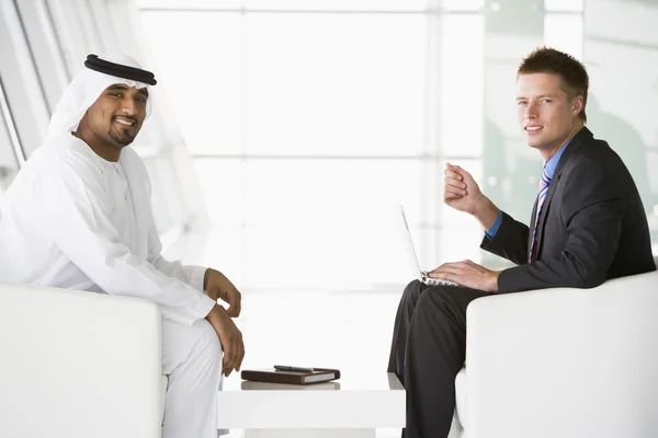 Middle Eastern Man Caucasian Man Talking Business — Stock Photo, Image