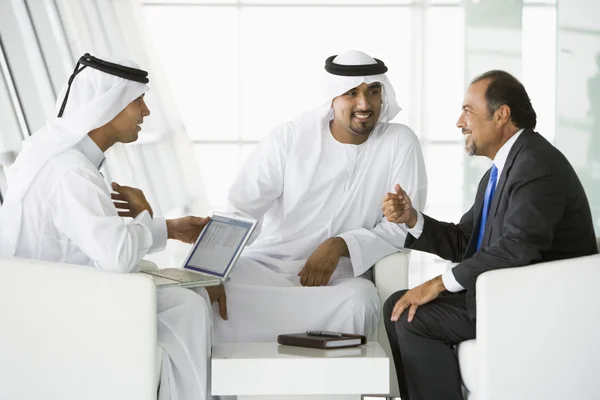 Drie Midden Oosten Mannen Praten Een Zakelijke Bijeenkomst — Stockfoto