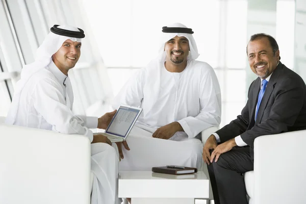 Três homens do Oriente Médio conversando em uma reunião de negócios — Fotografia de Stock
