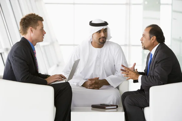 两个中东人和商业在说话的白种男人 — 图库照片