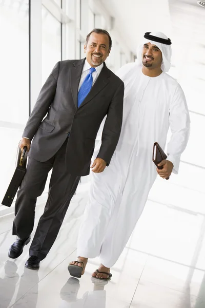 Δύο μεσανατολική επιχειρηματίες περπάτημα στο διάδρομο μια — Φωτογραφία Αρχείου