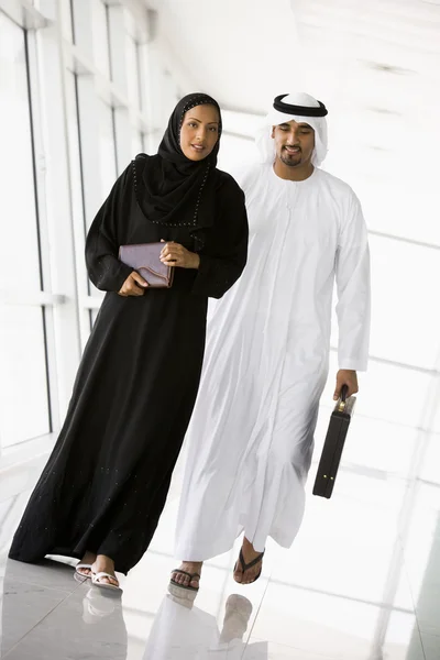 Homme Une Femme Affaires Moyen Orient Marchant Dans Couloir — Photo