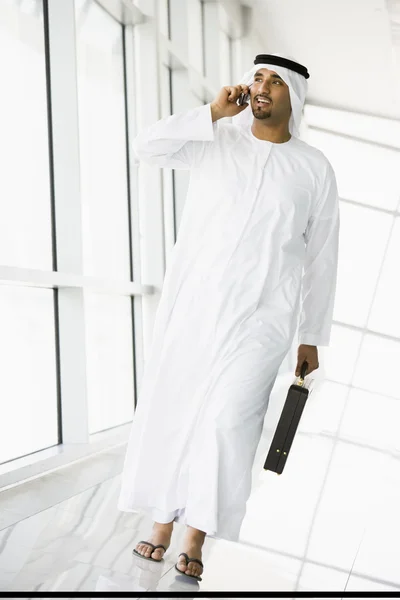 Egy közel-keleti üzletember, séta a folyosón — Stock Fotó
