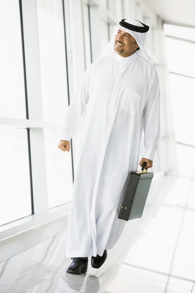 Um empresário do Médio Oriente a caminhar num corredor — Fotografia de Stock
