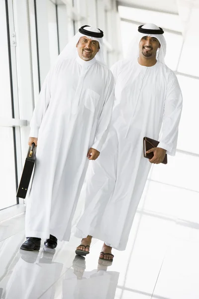 Dois Empresários Oriente Médio Caminhando Corredor — Fotografia de Stock