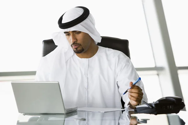 Un hombre de negocios de Oriente Medio usando un portátil — Foto de Stock