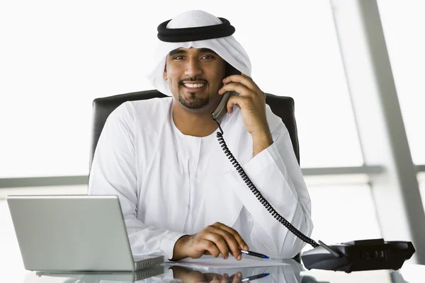 Bliskiego Wschodu biznesmen rozmawia przez telefon — Zdjęcie stockowe