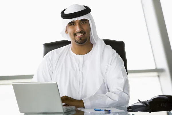 Empresário Oriente Médio Usando Laptop — Fotografia de Stock