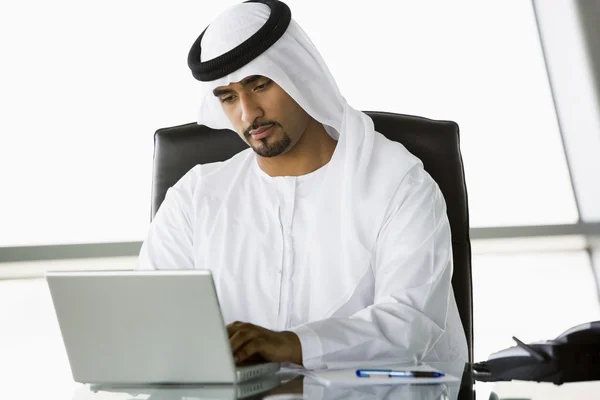 Un homme d'affaires du Moyen-Orient utilisant un ordinateur portable — Photo
