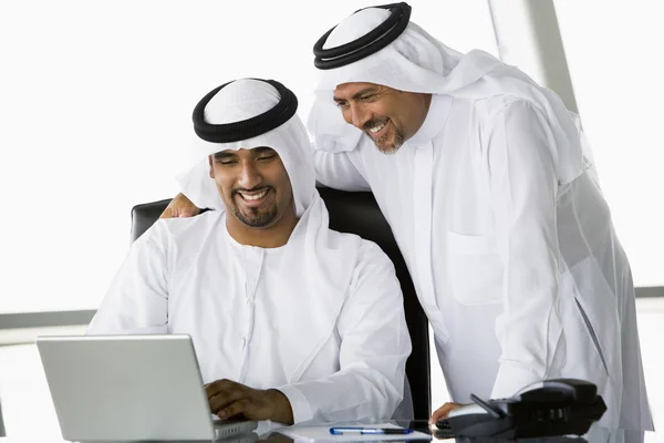 Dwóch biznesmenów Bliskiego Wschodu obok laptopa — Zdjęcie stockowe