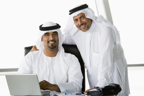 Dos Hombres Negocios Oriente Medio Lado Una Computadora Portátil —  Fotos de Stock