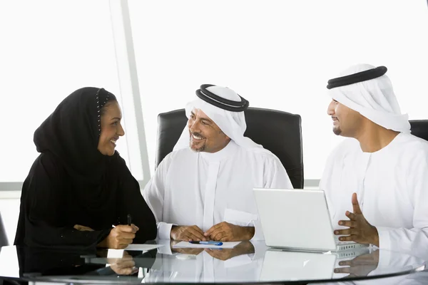 Dwóch biznesmenów Bliskiego Wschodu i kobieta obok laptopa — Zdjęcie stockowe