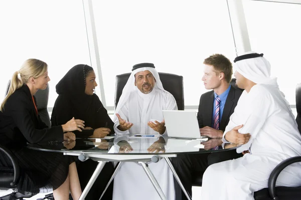 Uma reunião de negócios com homens e mulheres do Médio Oriente e do Cáucaso — Fotografia de Stock