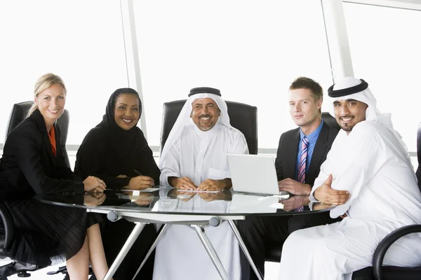 Una Reunión Negocios Con Hombres Oriente Medio Caucásicos — Foto de Stock