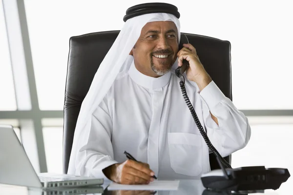在电话上谈中东商人 — 图库照片