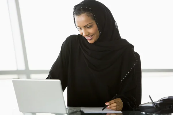 Une femme d'affaires du Moyen-Orient utilisant un ordinateur portable — Photo