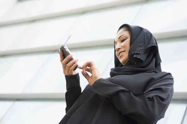 Eine Geschäftsfrau Aus Dem Nahen Osten Mit Einem Pda — Stockfoto
