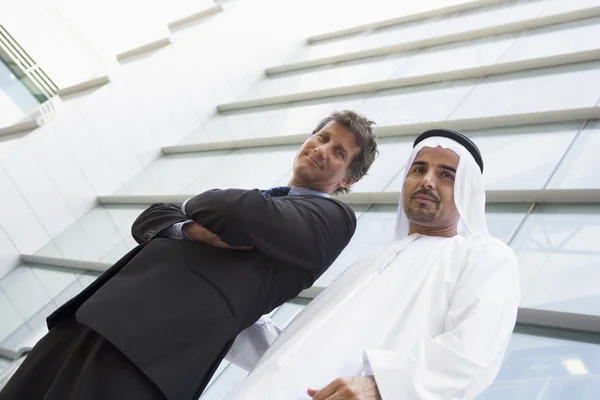 中東のビジネスマンと笑みを浮かべて白人のビジネスマン — ストック写真