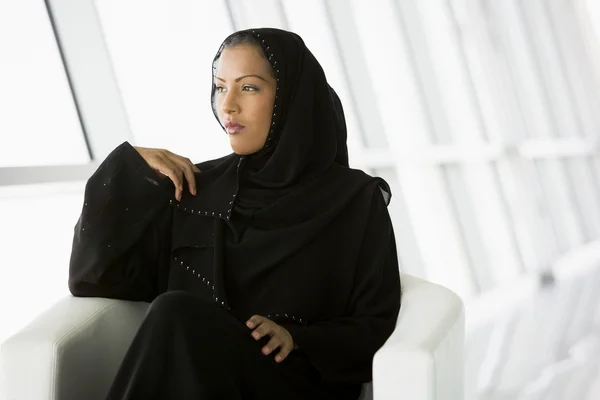 Une Femme Affaires Moyen Orient Regardant Par Fenêtre — Photo