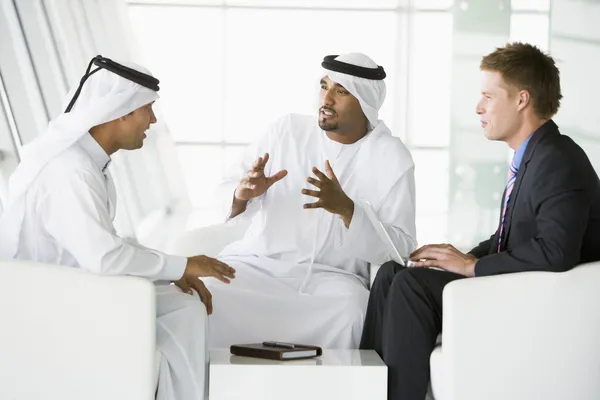 Um encontro entre um empresário caucasiano e dois do Médio Oriente — Fotografia de Stock