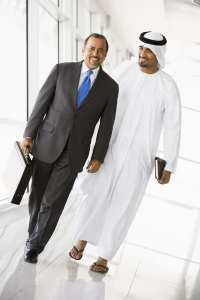 Dois empresários do Médio Oriente a caminhar por um corredor — Fotografia de Stock