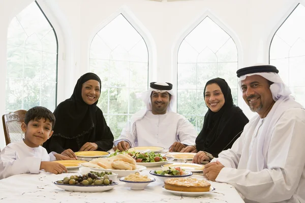 あり、食事を楽しんでいる中東の家族 — ストック写真