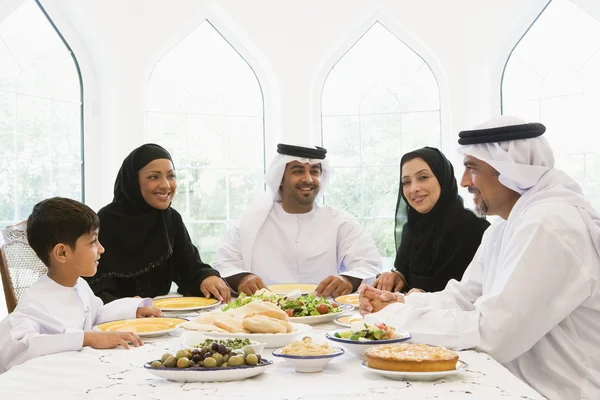 中东地区的家庭享受一顿饭 — 图库照片