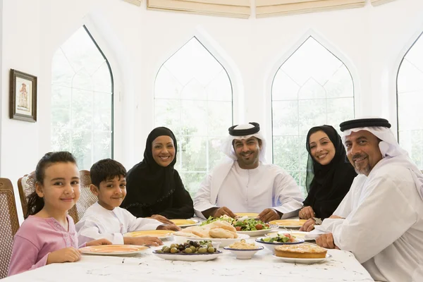 En Mellanöstern familj njuta av en måltid — Stockfoto