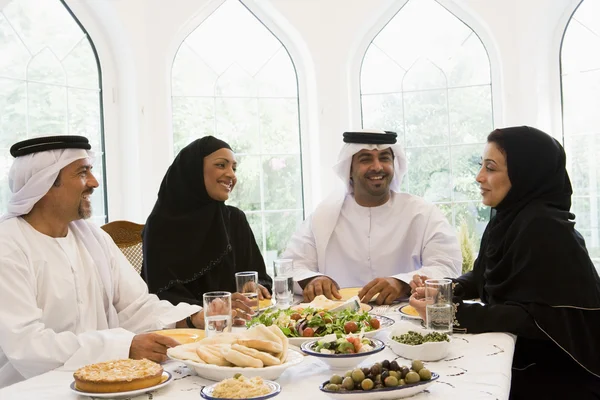 食事を楽しんでいる中東の家族 — ストック写真