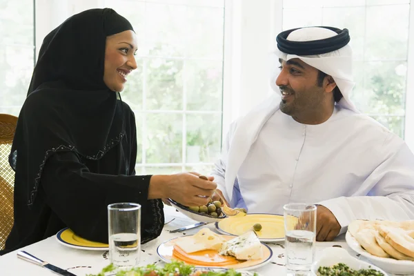 Una pareja de Oriente Medio disfrutando de una comida — Foto de Stock