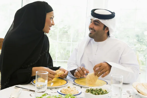 食事を楽しんでいる中東のカップル — ストック写真
