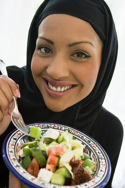 A Middle Eastern woman with a plate of salad — Stock Photo, Image